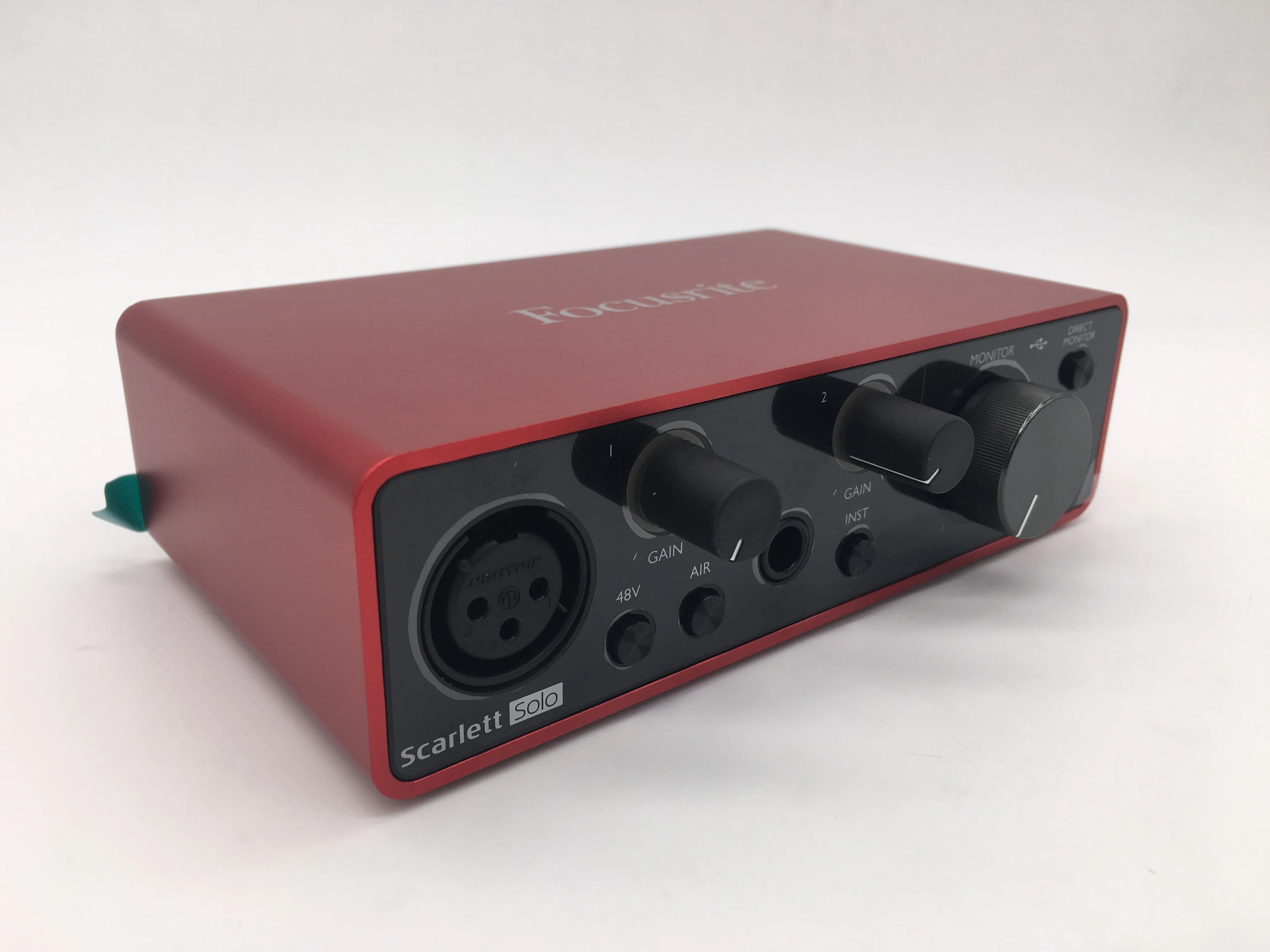 Новый улучшенный звуковой интерфейс Focusrite Scarlett Solo 3-го поколения с USB, карта звука 24 бит/192 кГц AD-конвертеры для записи микрофона и гитары.