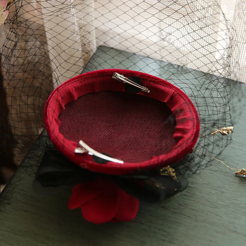 Оригинальный дизайн бордовые Свадебные шляпы с вуалью и цветочным украшением