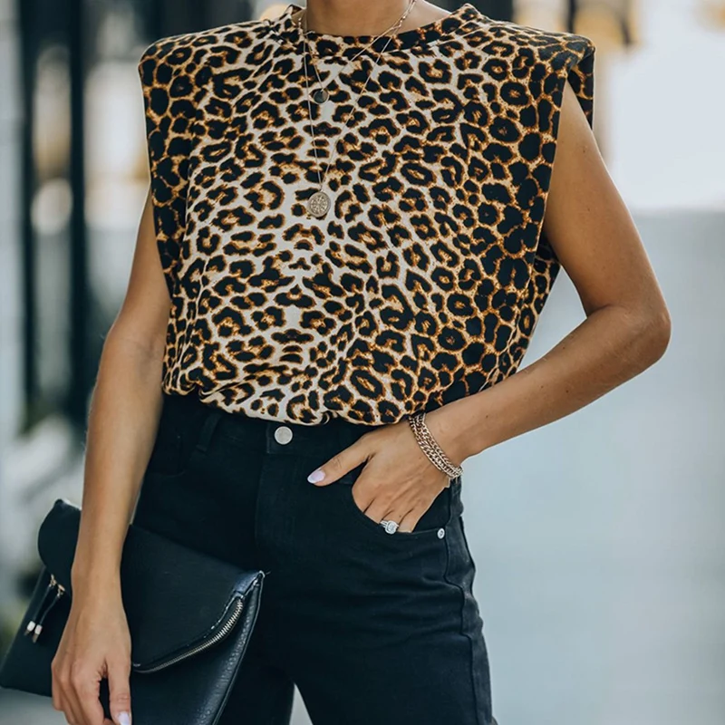 

Женская футболка с круглым вырезом и леопардовым принтом