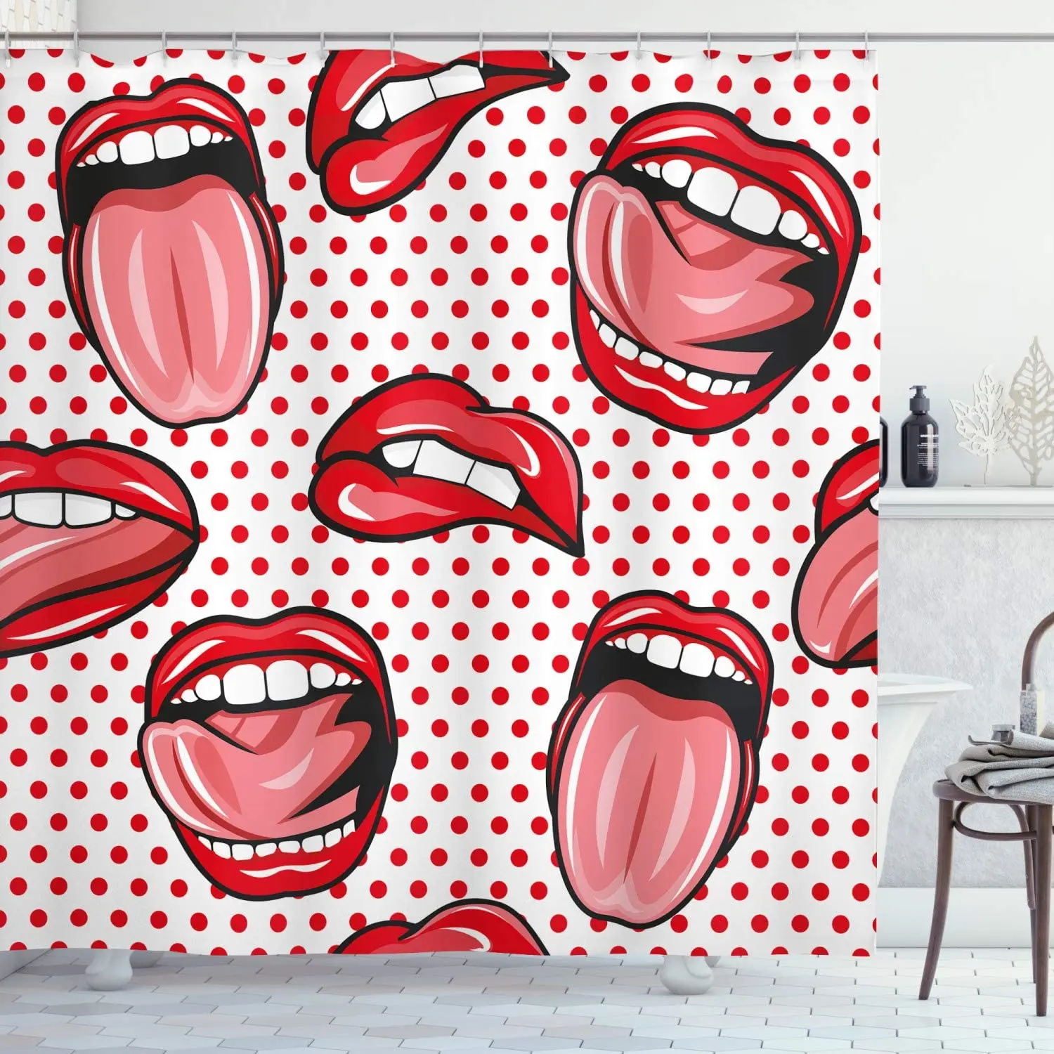 Современный душевой шторка в стиле поп-арт с поцелуем губ женщины на винтажной графической полосатой тканевой обивке для ванной комнаты с крючками.