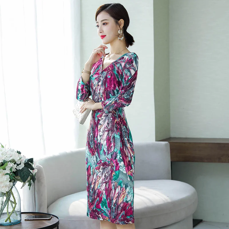 Женское длинное летнее платье облегающее с длинным рукавом и V-образным вырезом