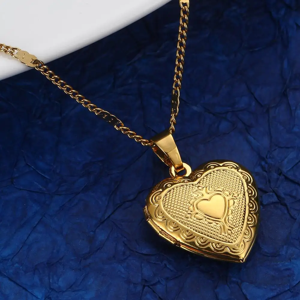 Трендовое ожерелье с медальоном в форме сердца золотого цвета очаровательное