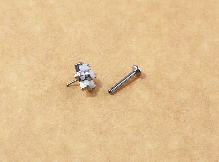 ASTM F136 титановый опал 16 г 18 г цветок опал Threadness push in Labret пирсинг губ Tragus Daith серьги спираль серьги, Надеваемые На ушной хрящ