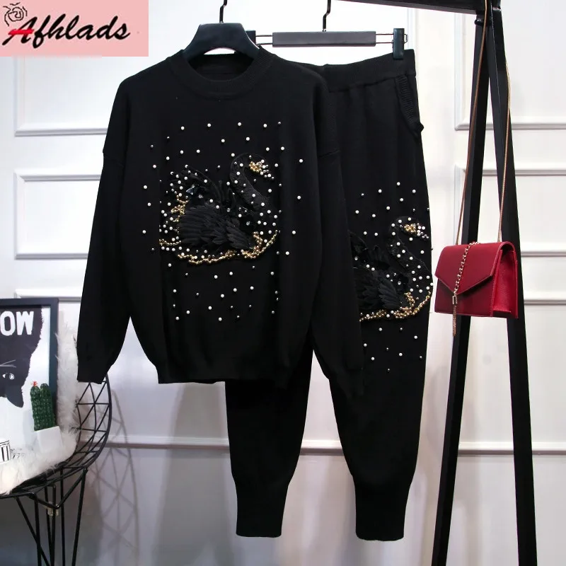 

Трикотажный комплект из двух предметов, пуловер с вышивкой и бисером и брюки свободного покроя