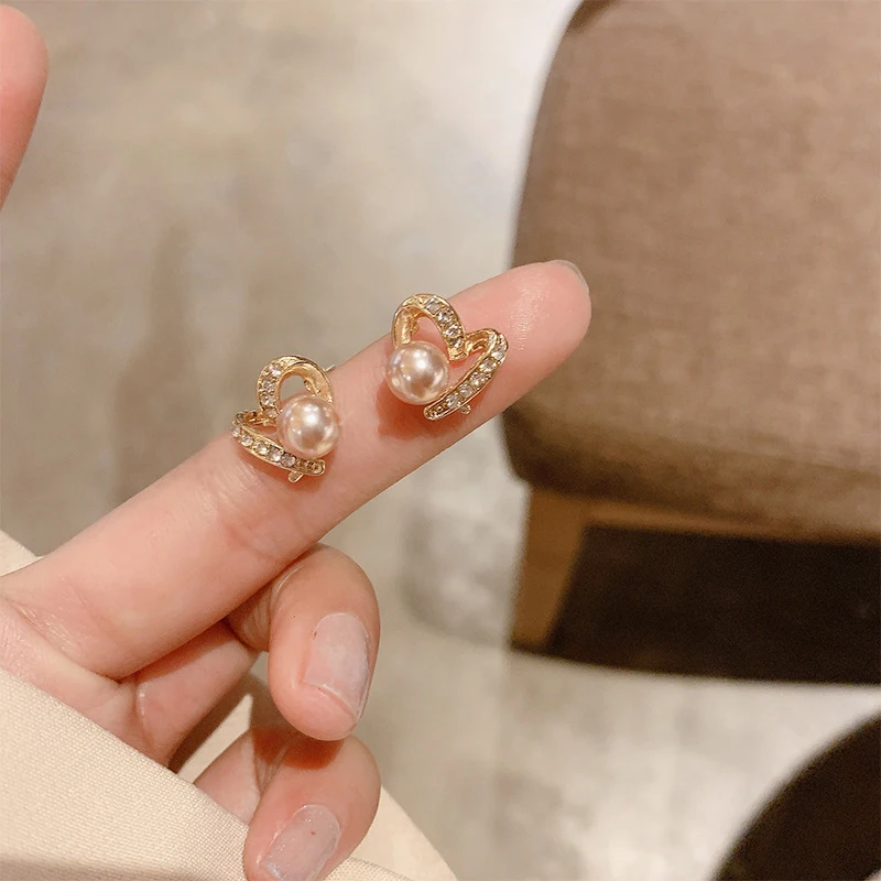 

Модные серьги в форме сердца с жемчугом, 1 пара, индивидуальные украшения для девочек и женщин, простые серьги-гвоздики