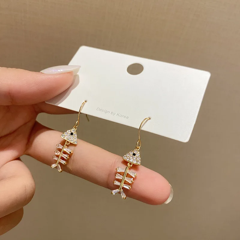 Женские асимметричные серьги-гвоздики с цирконом кошачьи и рыбные кости цвета