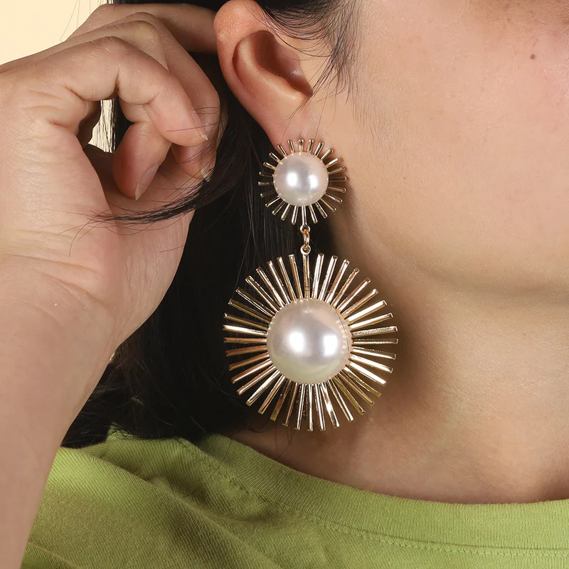 Женские крупные серьги подвески Sindlan большие с жемчужинами и цветком эффектные