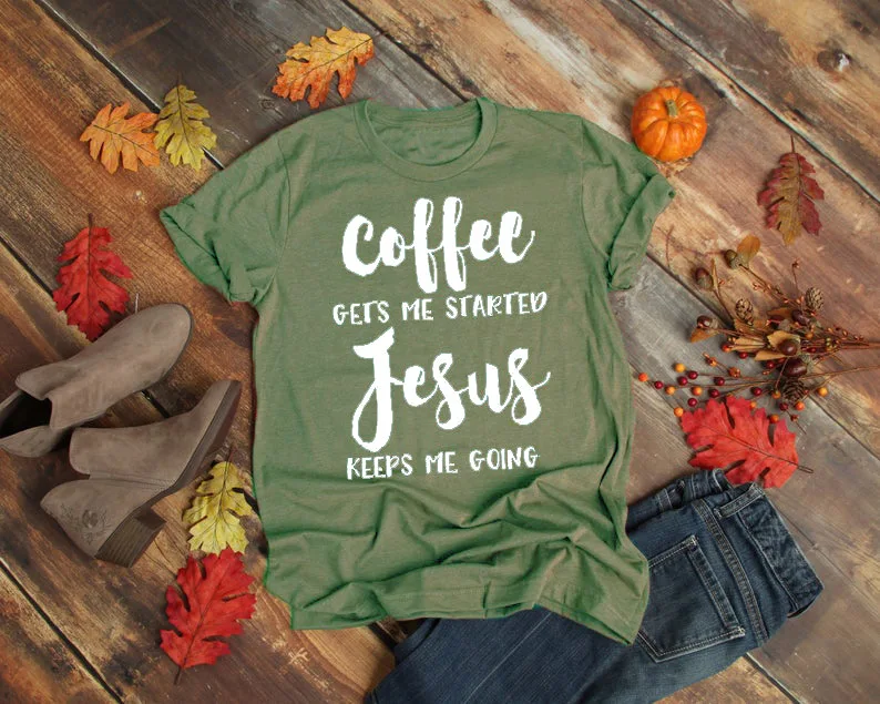 Футболка с надписью «coffee Gets Me Started Jesus», религиозная одежда, Стильная хлопковая футболка, забавный стих из Христианской Библии, графитная одежда, Топ - Цвет: olive tee white text