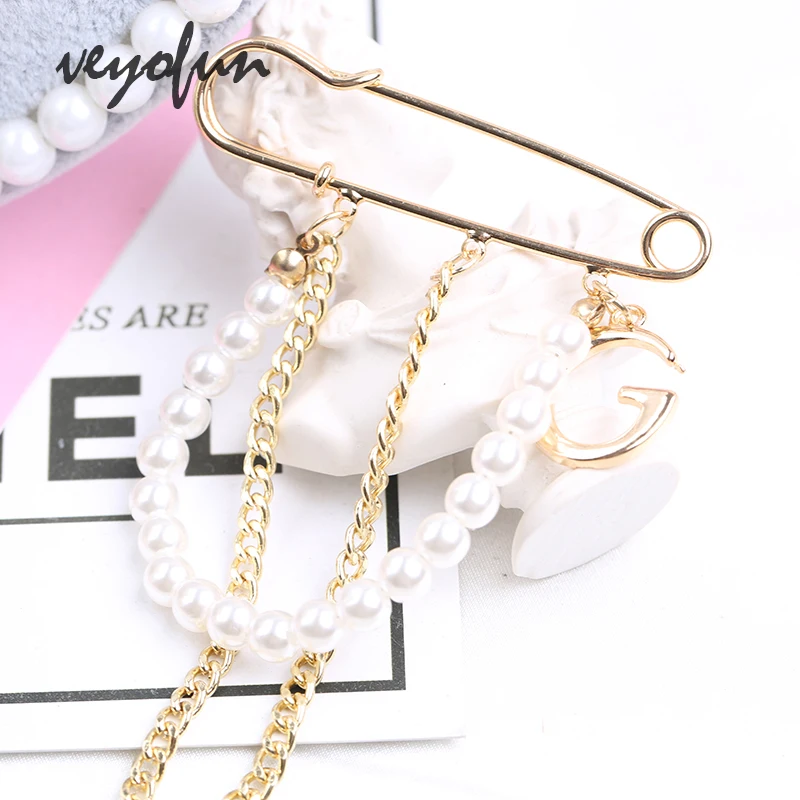 

Veyofun Trendy Pin Mix Letter Chain Pearl Brooch for Women Fashion Jewelry Accessories New