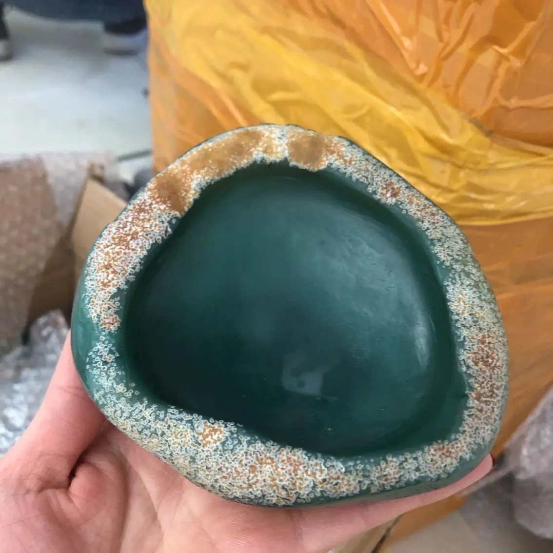 

Natural Agate Ashtray Gemstone Bowl Dyed Chalcedony Irregular Smooth Polished Hand Carved Stone Bowl For Jewlry Home Decor 1 pc