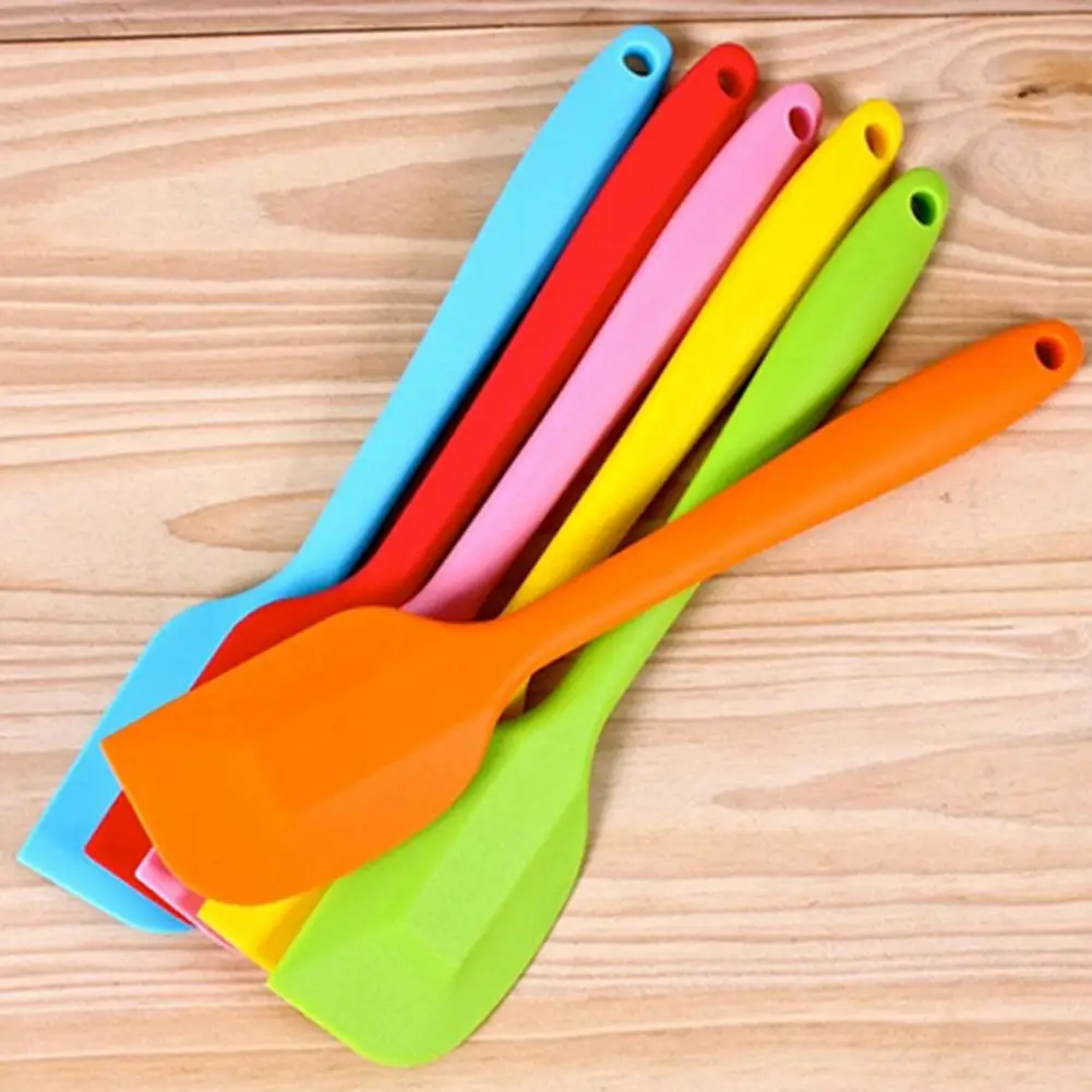 

Cream Spatula Multi-purpose Ergonomic Random Color Cake Scraper with Eyelet