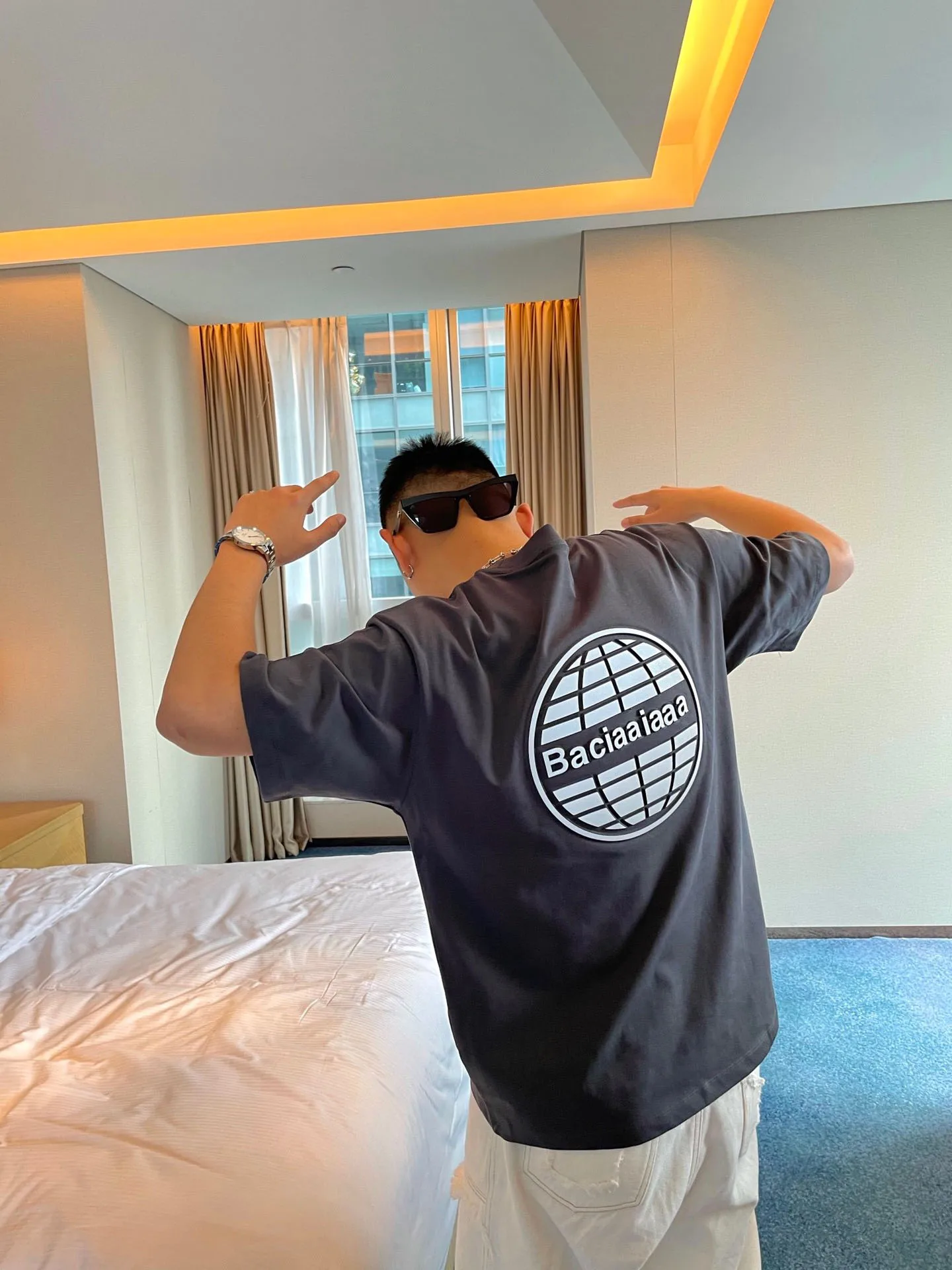 

Весна Лето 2021 Новинка Повседневная Светоотражающая футболка с круглым вырезом и объемными буквами Хамелеон для женщин 0450