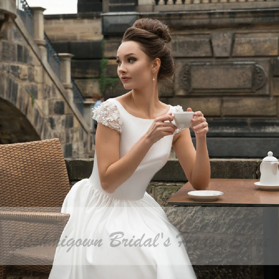 Короткое атласное свадебное платье с открытой спиной карманами и короткими