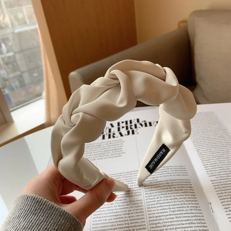 Женская однотонная повязка на голову со складками и пятью цветами| |