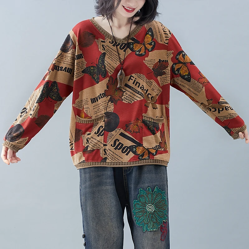 Свитер женский демисезонный трикотажный с принтом в виде газет и бабочек длинным