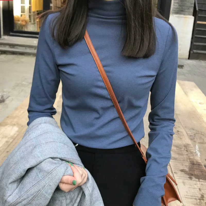 Женская приталенная блузка с длинным рукавом однотонная высоким воротником в