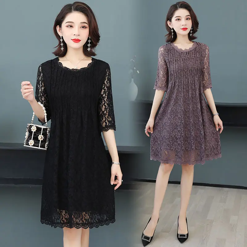 Платье коктейльное женское летнее чёрное с фиолетовым, простое, свободного кроя, с кружевными полурукавами, округлым вырезом горловины, до колена и утягивающим поясом для пышных форм.