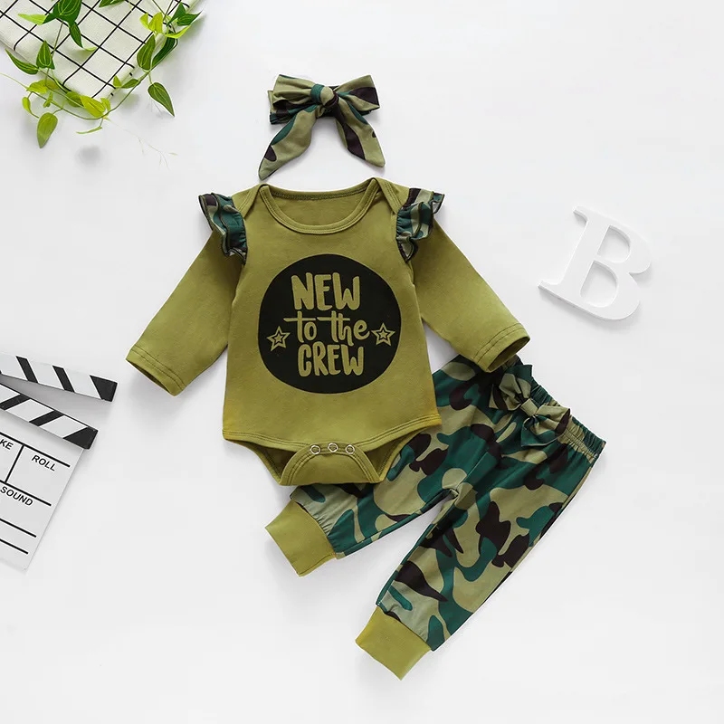 

Комплект одежды из 3 предметов для маленьких девочек, зеленый армейский принт, английские буквы + камуфляжные штаны + головной убор, одежда д...