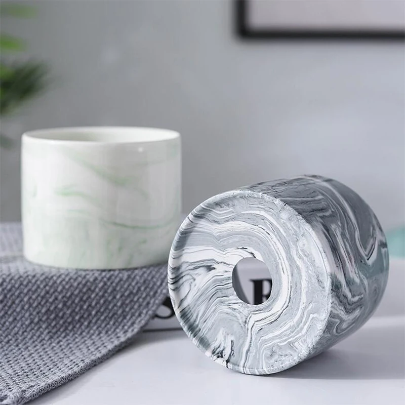 Маленький керамический цветочный горшок с мраморным узором для выращивания