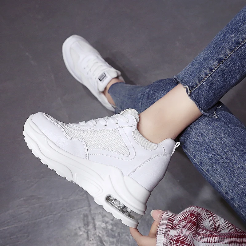 Женские сетчатые кроссовки на платформе белые дышащие танкетке 9 см повседневная