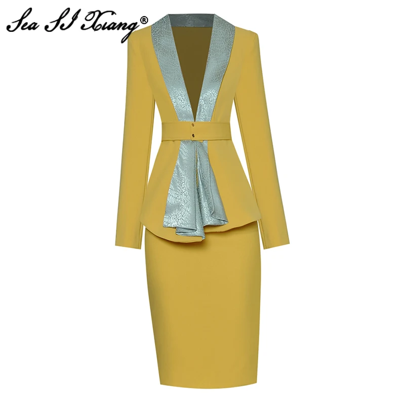 

Женский осенний костюм с V-образным вырезом и поясом