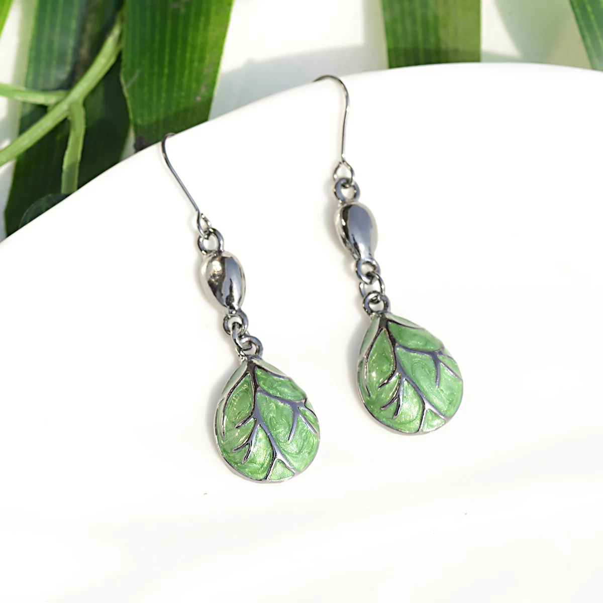 Женские серьги с зелеными и белыми искусственными листьями|earrings for|dropping earrings for