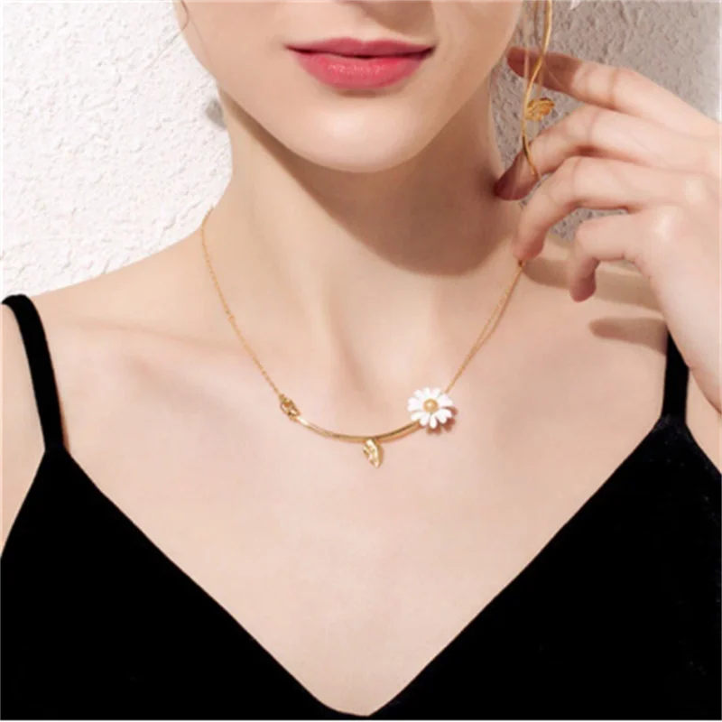 

Women Daisy Pendant Necklace Cute White Flower Fashion Dainty Metal Girls Party Wedding Jewelry Gifts Wholesale