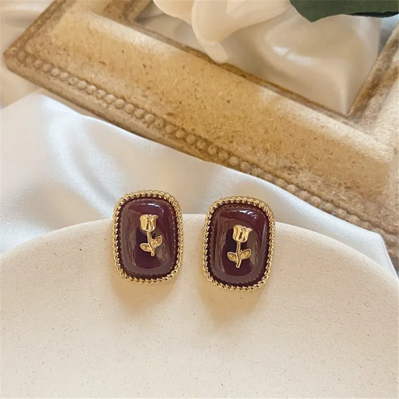 

South Korea ins temperament of restoring ancient ways is contracted joker square wine red resin rose earrings
