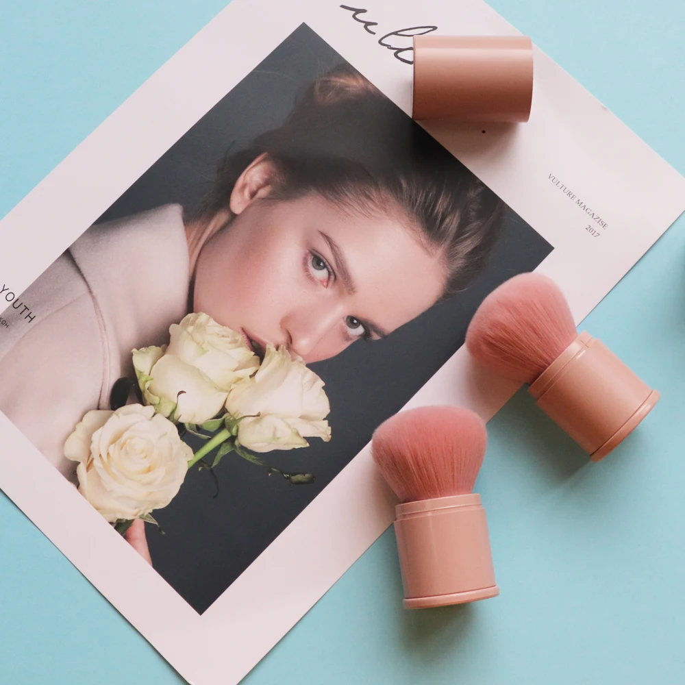 Телескопическая розовая мягкая синтетическая щеточка для макияжа с чехлом