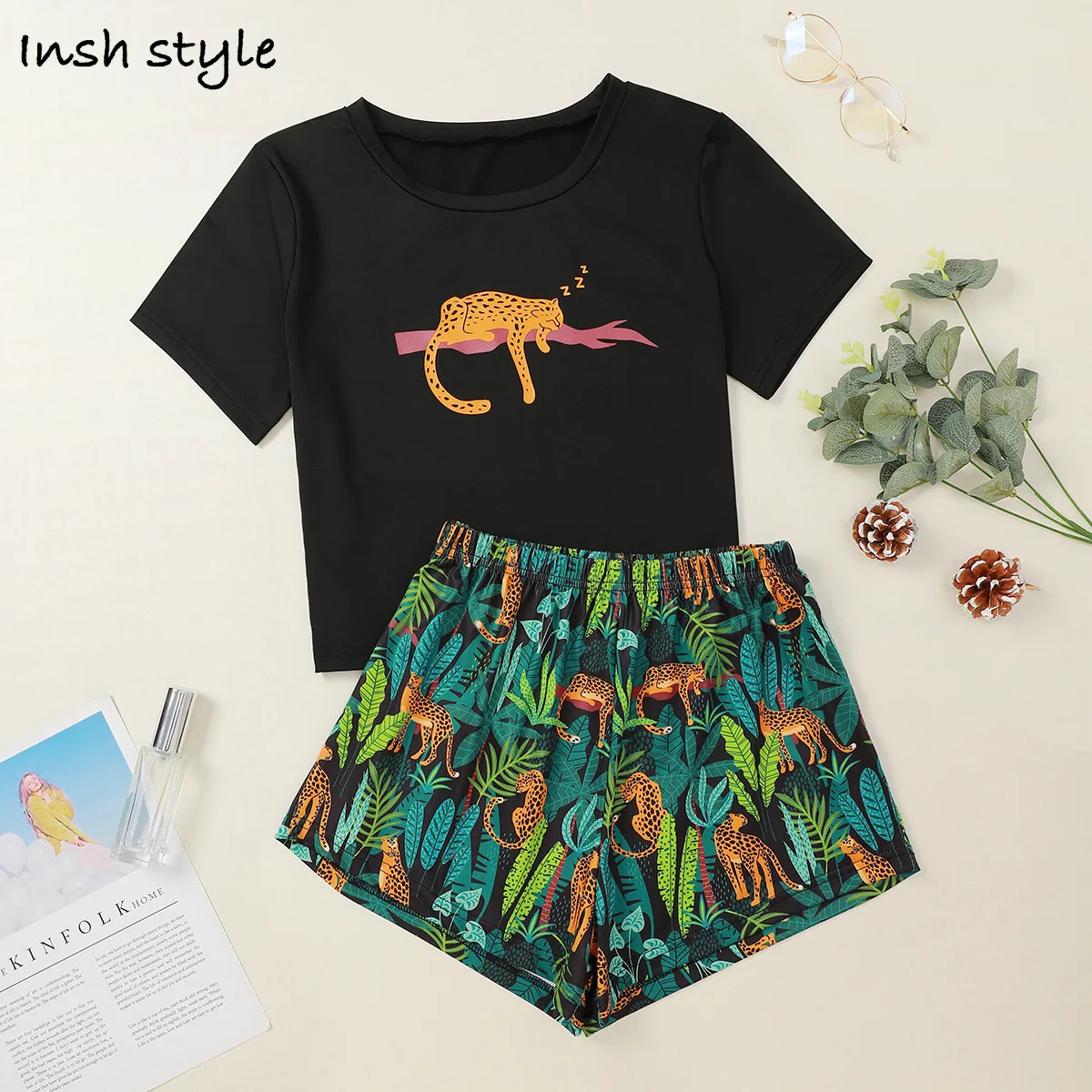 

Женская пижама с коротким рукавом и круглым вырезом