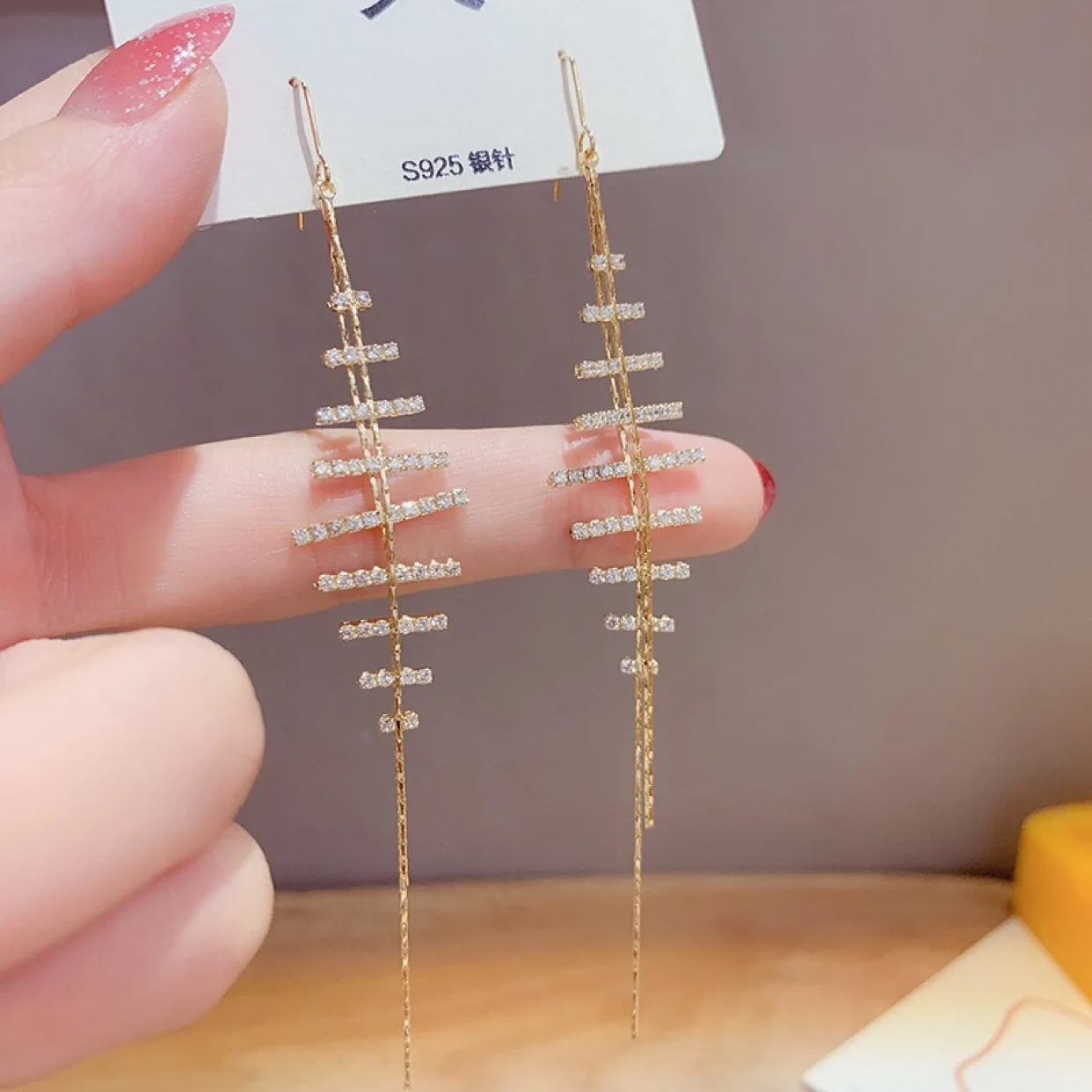 

New fashion temperament water drill fishbone earring personality all-match eardrop long tassel lady ear stud eardrop