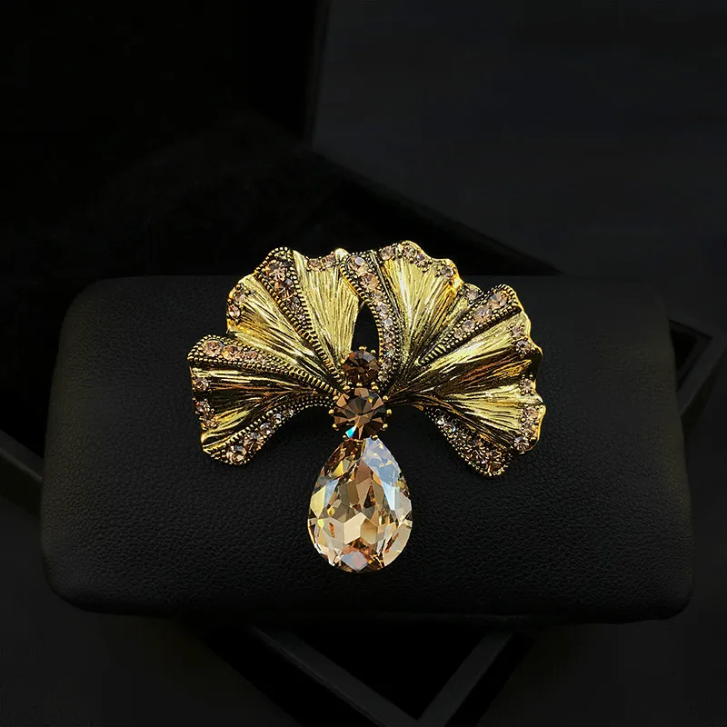 

Vintage Neckline Brooch Exquisite High-End Women's Bow Tie Pin Luxury Rhinestone Jewelry Banquet Wedding Gifts Suit Accessories