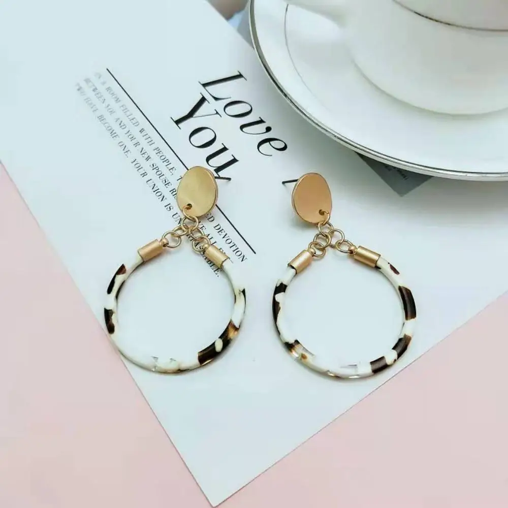 Модные женские сережки матовые с покрытием золотого цвета хорошего качества