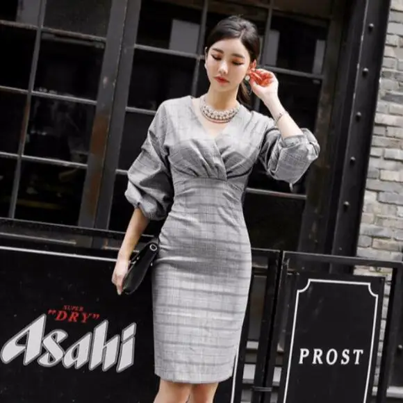 Серое платье в клетку с рукавами-фонариками и перекрестным v-образным вырезом