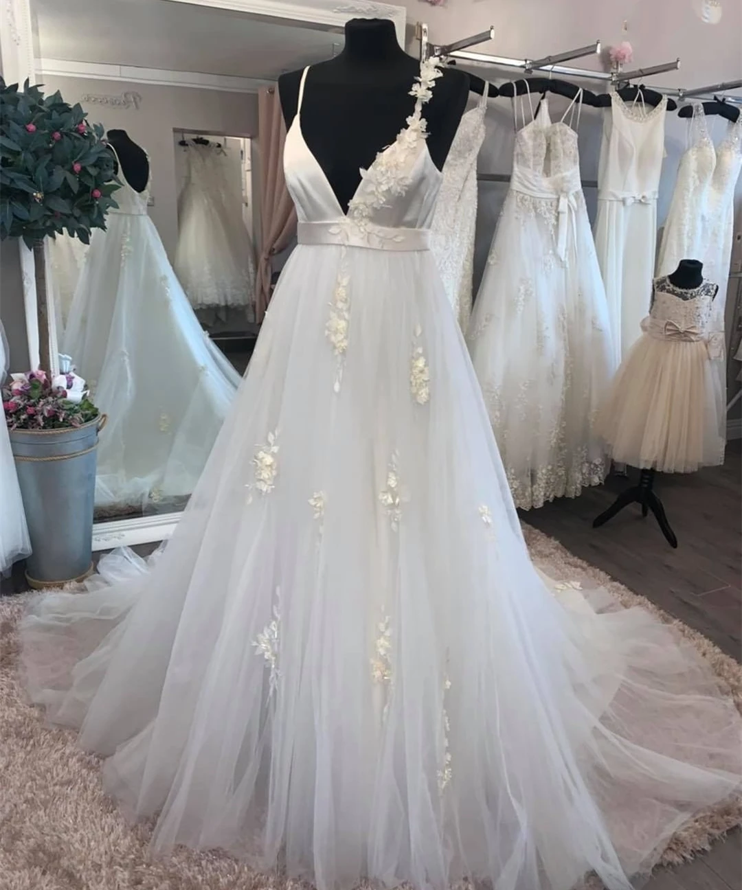 FOLOBE Tulle Bridal Wedding Dress Sling V-neck Lace Embroidery Thin Strap Bridal Gown with Belt Open Back Simple Court Dress