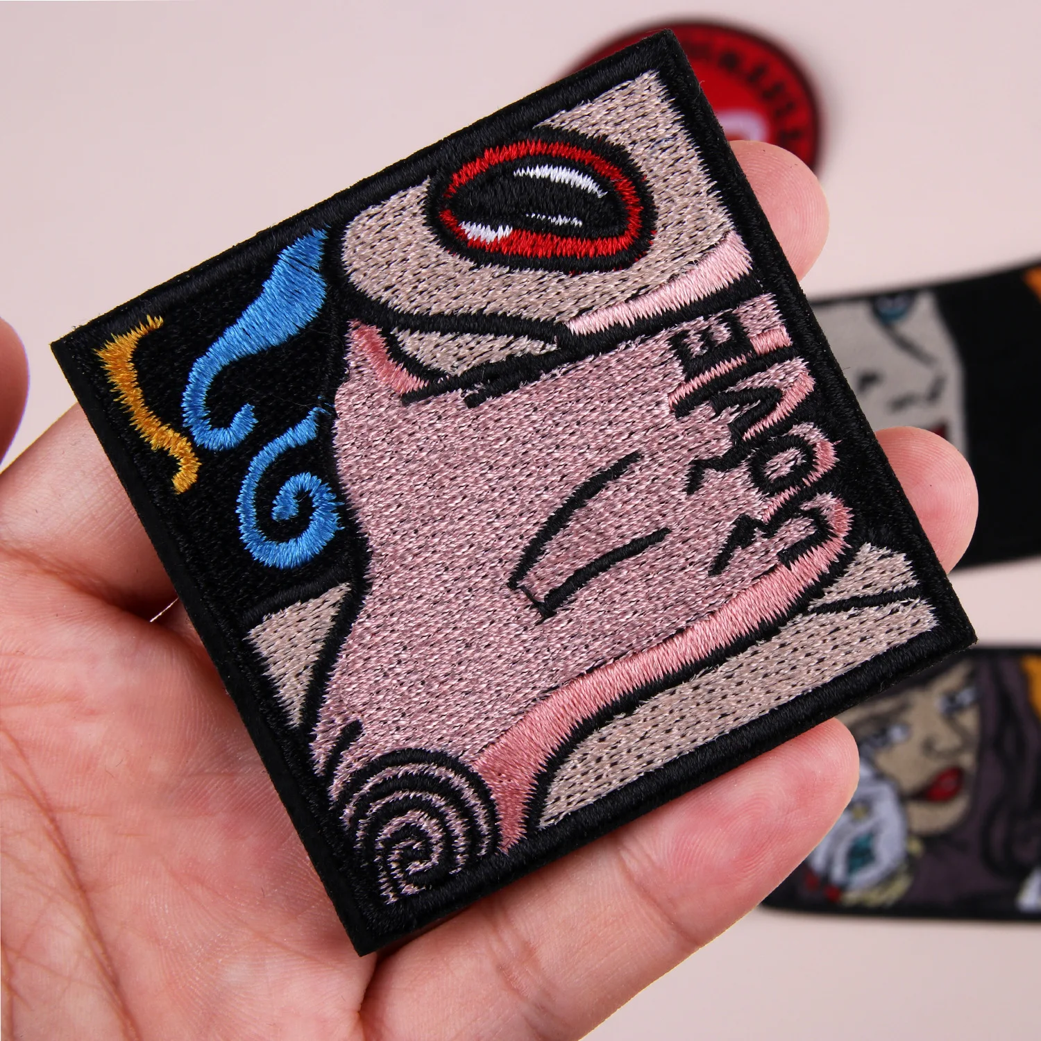 Мультфильм круг логотип вышивка значок письмо патч шляпа квадратная ткань бусы