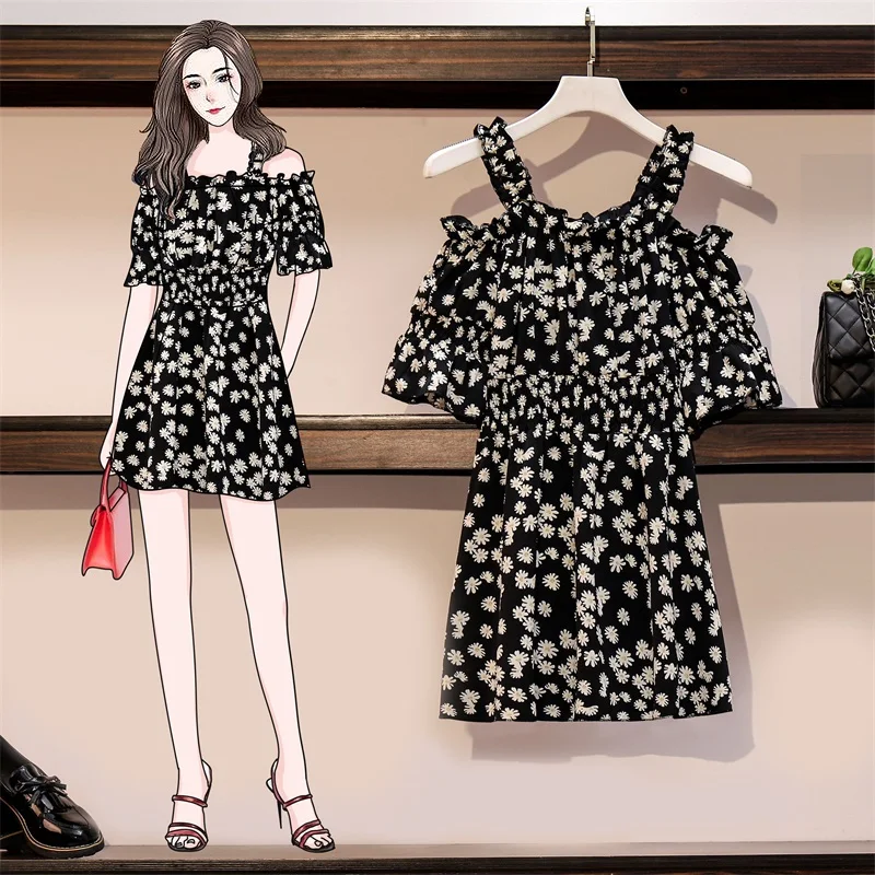 Женское мини платье с оборками и открытыми плечами летнее черное белое ромашками