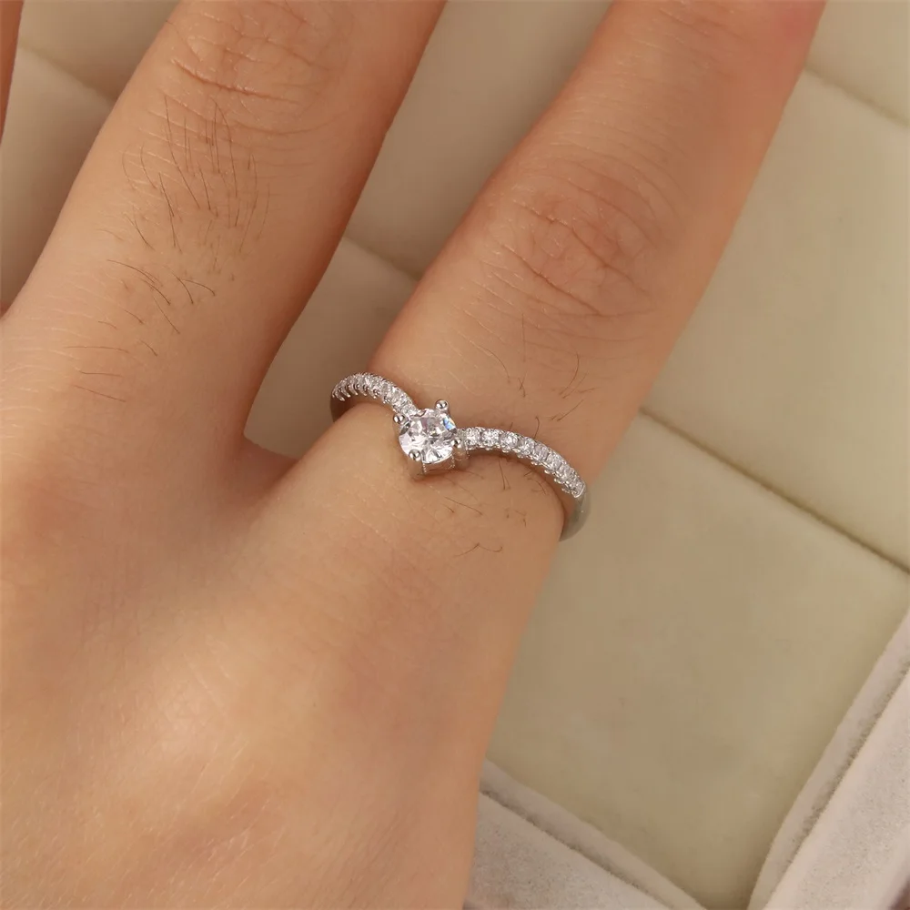 

Fashion Japan And South Korea New S925 Silver Moissanite Ring Micro-Inlaid V-Shaped Princess Crown Female Wedding Ring