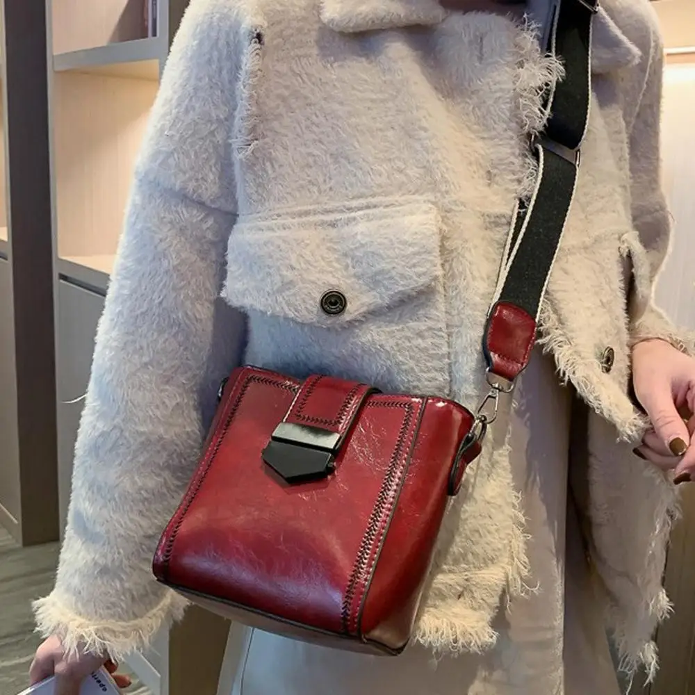 Модная женская сумка мессенджер через плечо однотонная вместительная кожаная