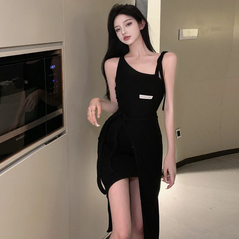 

Женское летнее черное платье с открытыми плечами и разрезом