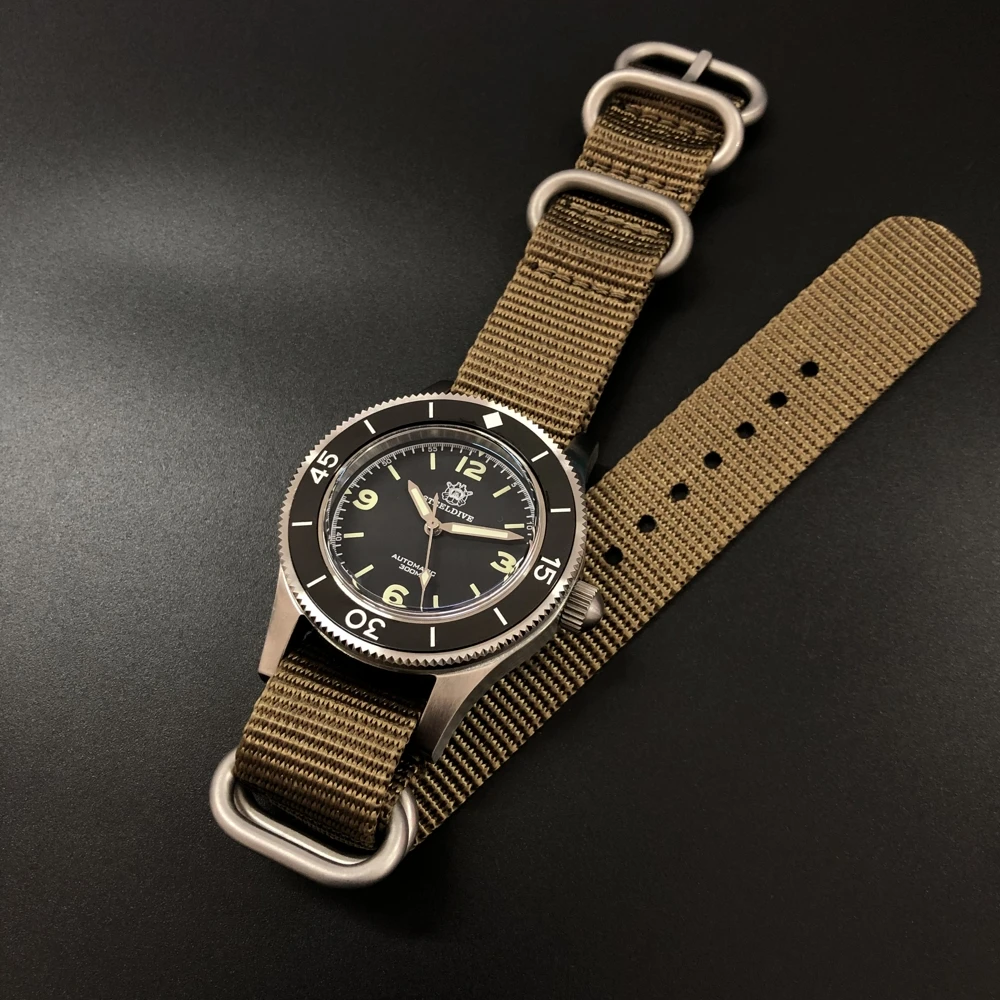 

STEELDIVE SD1952 No Date Sapphire Crystal 41mm Black Dial Luminous 300M Waterproof NH35 Automatic Movement Men's Wrist Watch