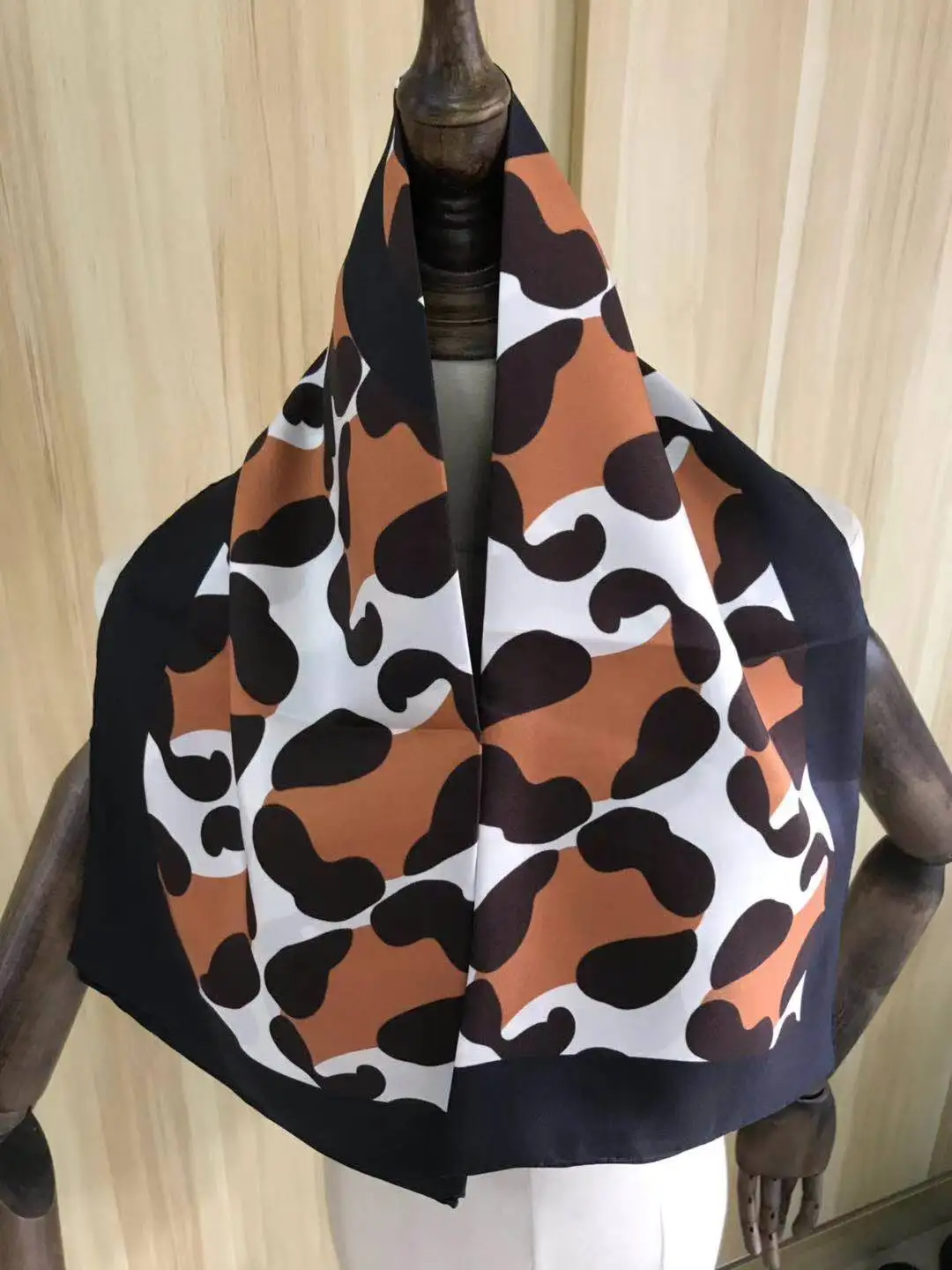 

2021 New Arrival Fashion Elegant black leopard 100% silk scarf 90*90 cm square shawl twill wrap for women lady girl
