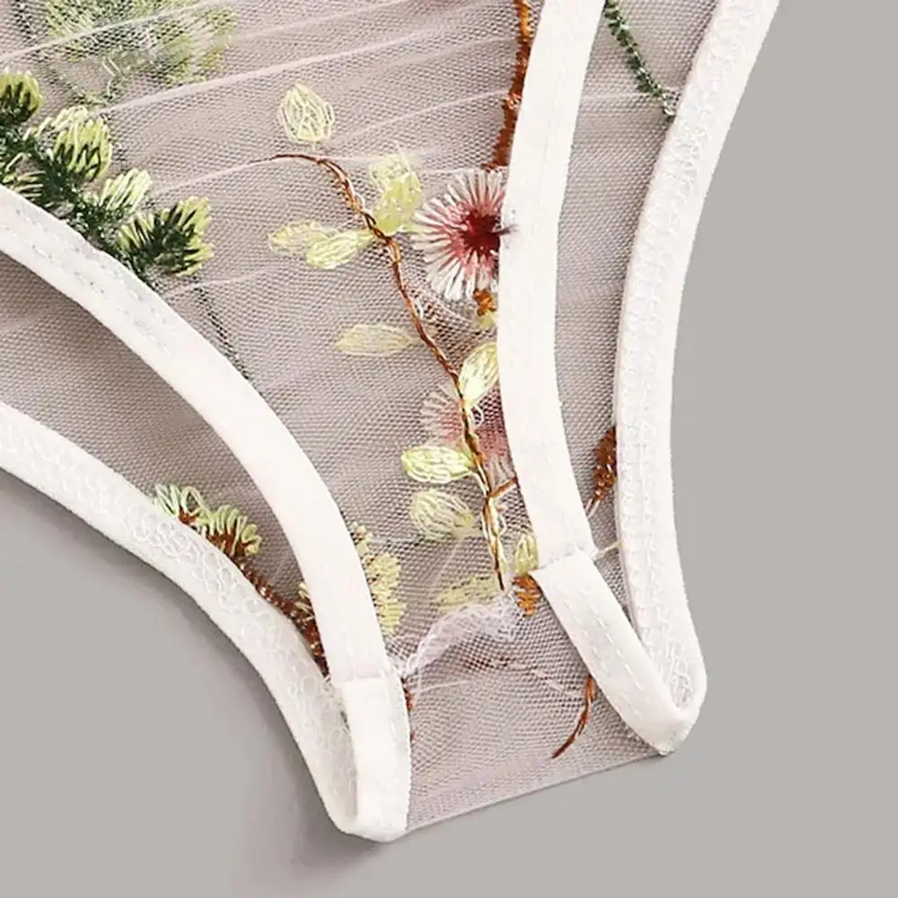 Комплект женского кружевного нижнего белья с цветочной вышивкой и чашками пуш-ап