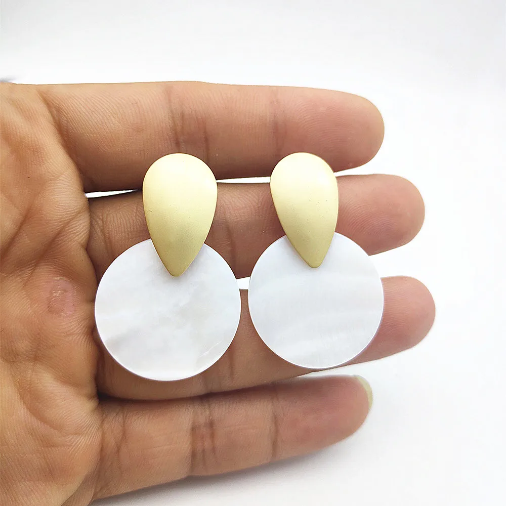 

2020 Ladies Luxury Natural Shell Earrings Irregular Metal Geometric Round Pendant Earrings for Women Gift Jewelry