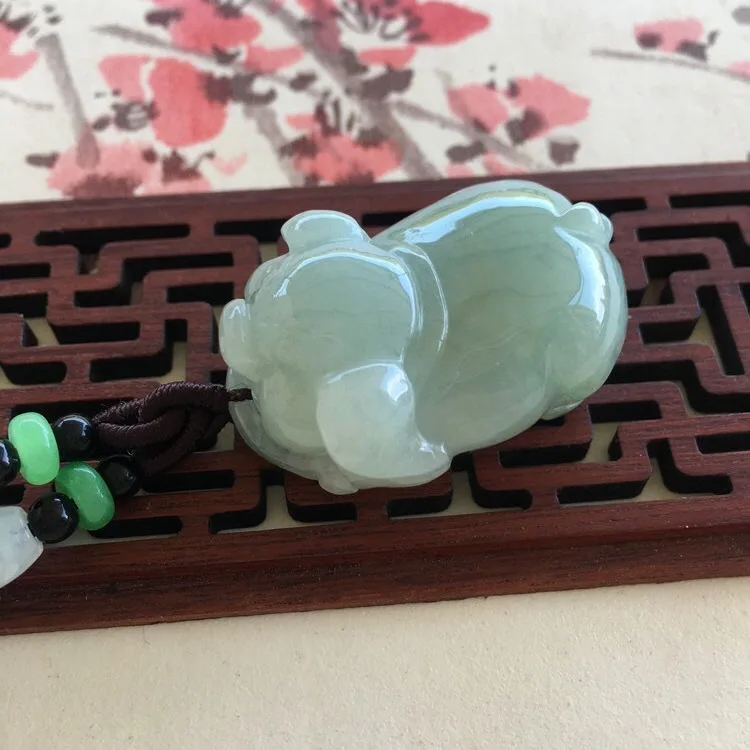 Ожерелье с подвеской из натурального изумруда и нефрита со знаками Зодиака