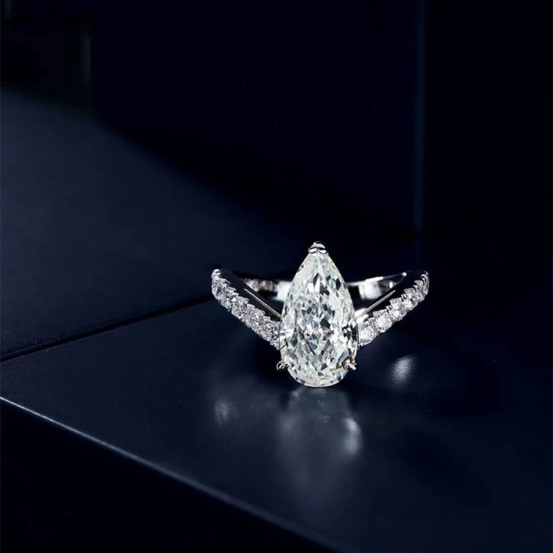 Кольцо женское серебристого цвета с бриллиантами грушевидной огранки - купить по