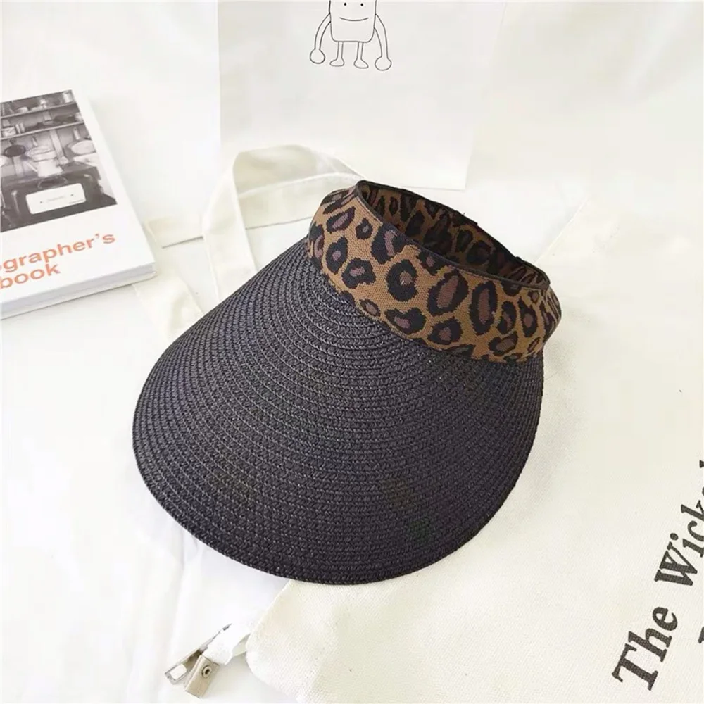 Пустая пляжная соломенная шляпа с широкими полями леопардовым принтом