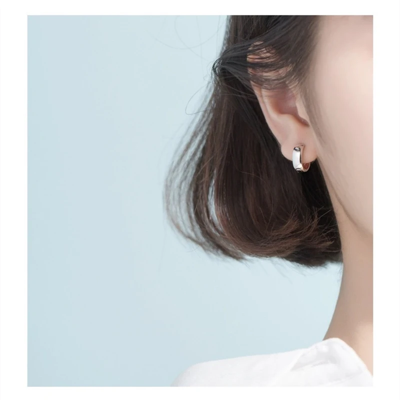 Женские серебряные серьги простые глянцевые широкие с пряжкой для ушей