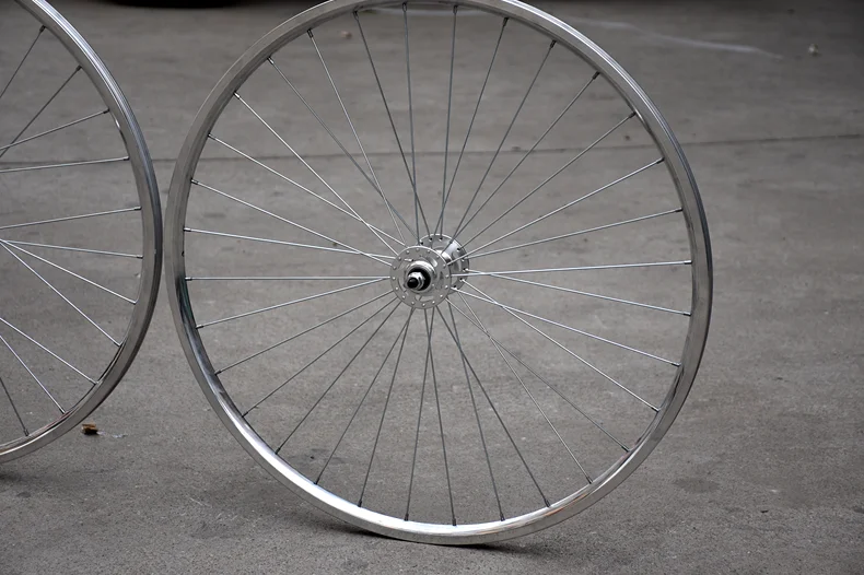 Винтажное колесо велосипеда Fixie со стальным ободом, серебристым переключателем на флип-флоп втулке, 25мм передним ободом и 24 спицами, 32 спицами задним ободом, односкоростное фиксированное вращение, алюминиевый сплав.