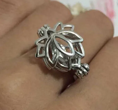 {Cage Ring} кольцо в форме лотоса может открывать и удерживать